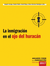 LA INMIGRACIÓN EN EL OJO DEL HURACÁN Imagen de cubierta: LA INMIGRACIÓN EN EL OJO DEL HURACÁN